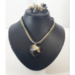 Ketting met hanger en oorbellen